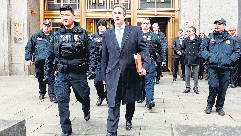 Cohen al salir del tribunal luego de ser sentenciado a tres años por encubrir a Trump.