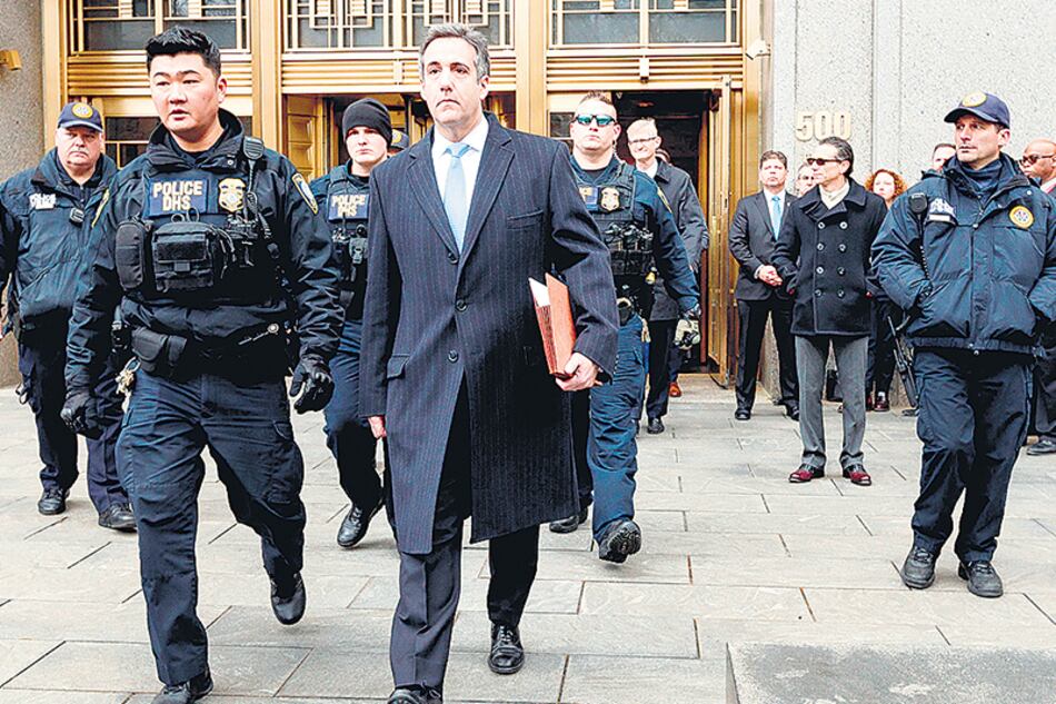 Cohen al salir del tribunal luego de ser sentenciado a tres años por encubrir a Trump.