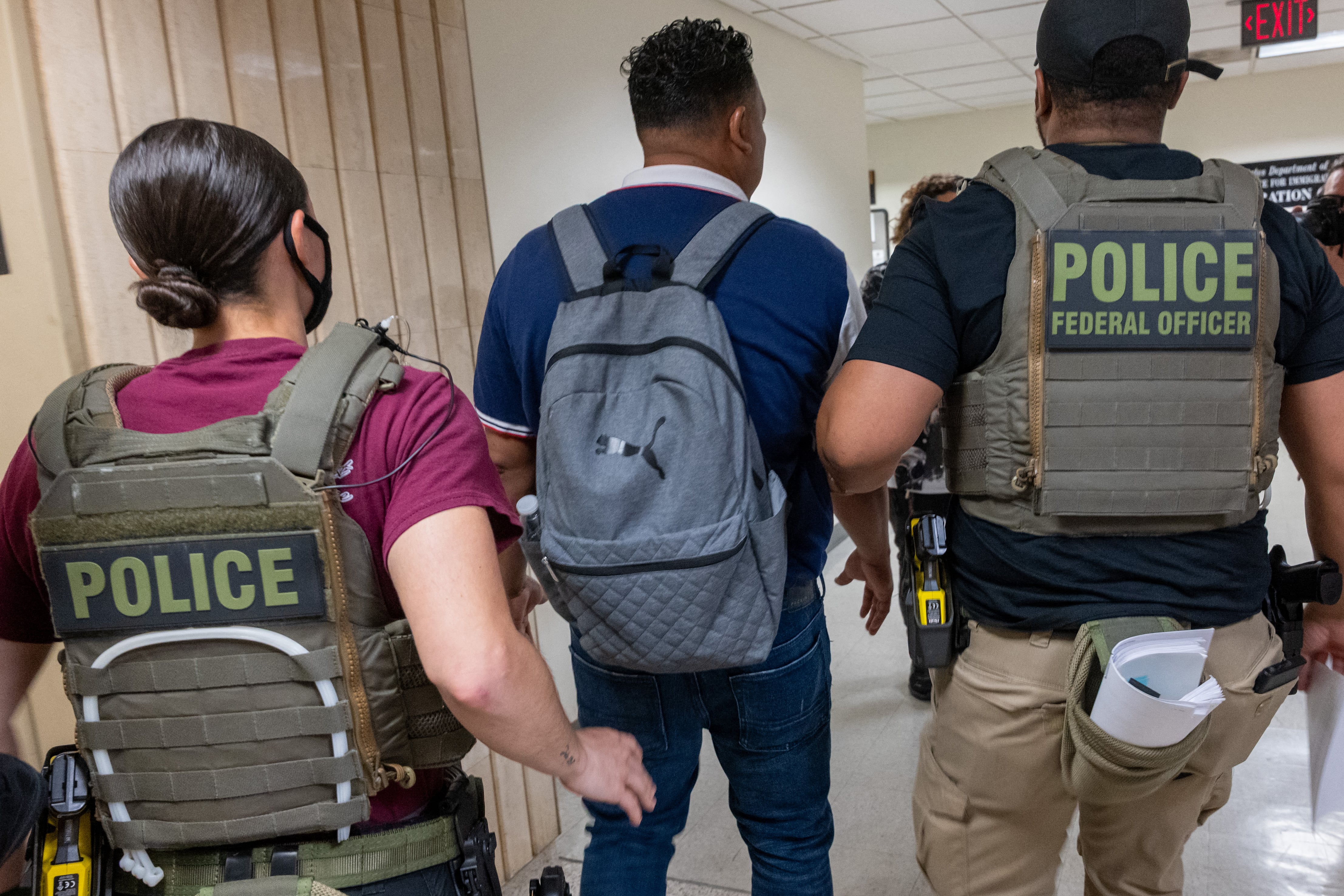 Agentes del ICE detienen a un hombre en un edificio federal de Nueva York.