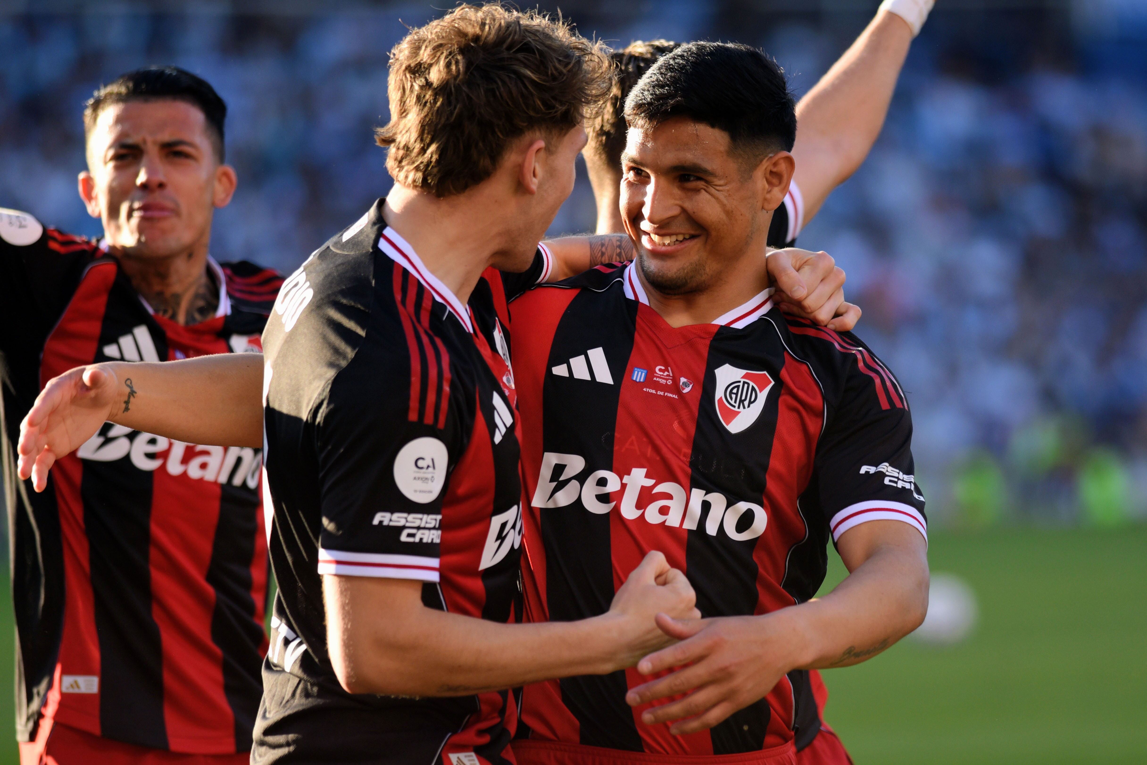 Salas recibe los saludos luego de su definición