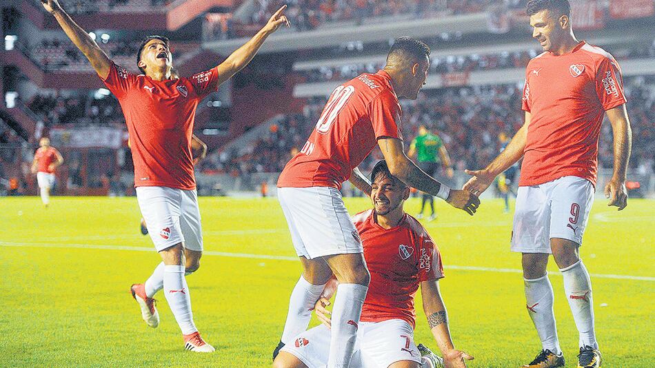 De rodillas, Benítez recibe los abrazos de sus compañeros luego de marcar el único gol del partido.