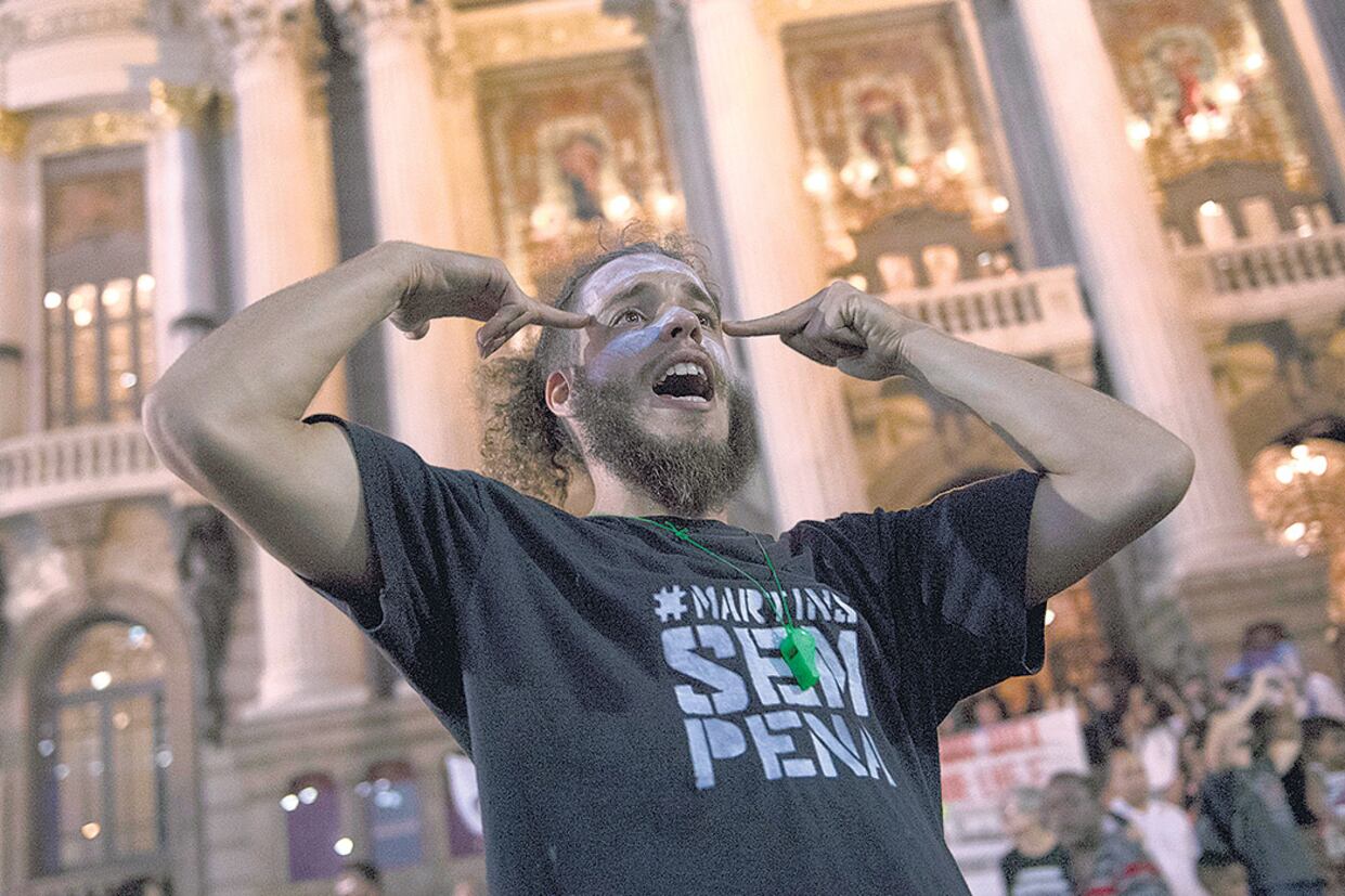 Protesta contra la reforma laboral en la plaza Cinelandia de Río de Janeiro.