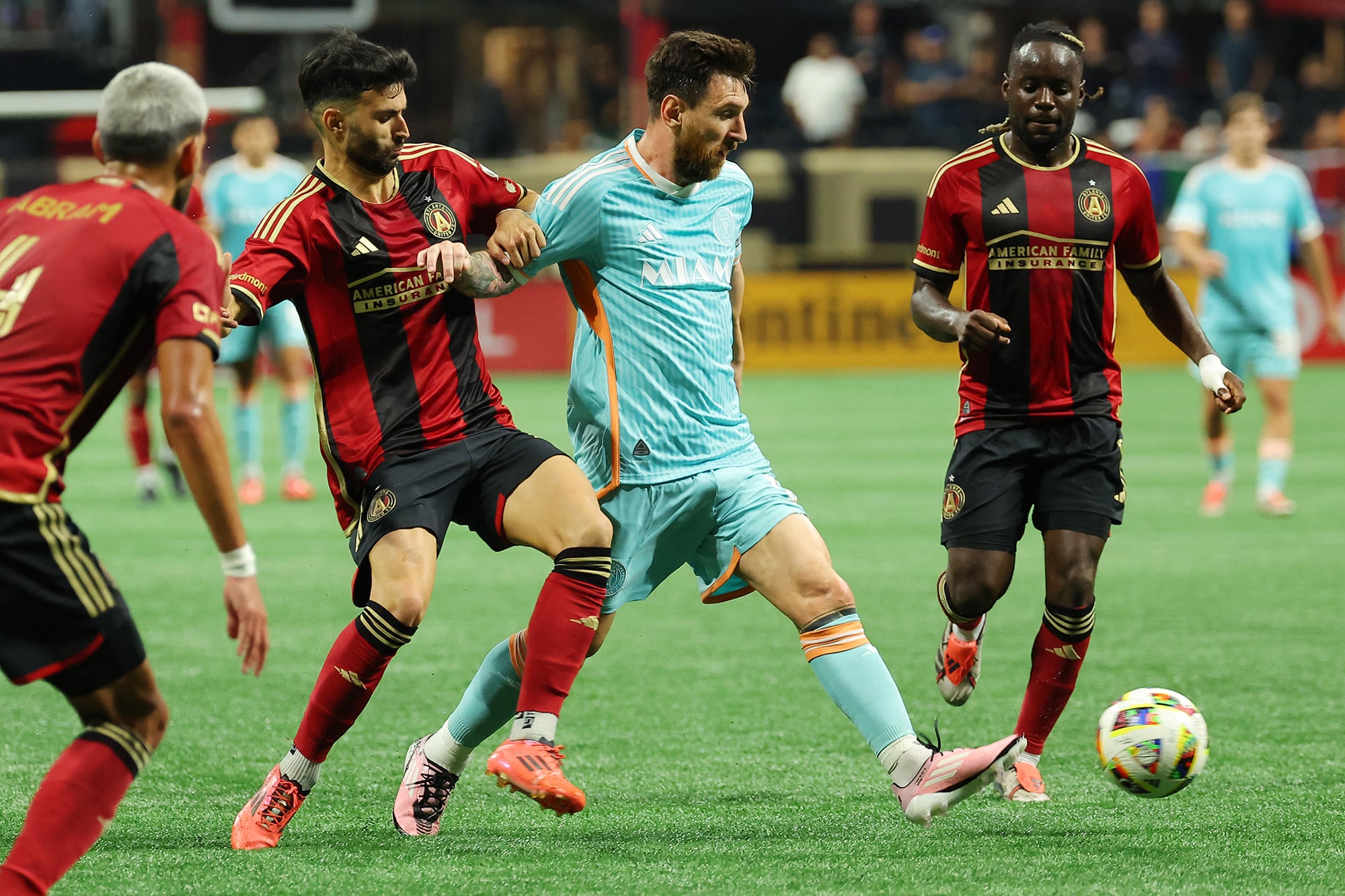 Messi, rodeado por tres jugadores de Atlanta