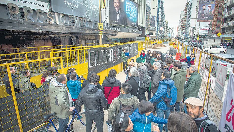 “Que el ministerio les deje el teatro a los artistas”, se dijo.