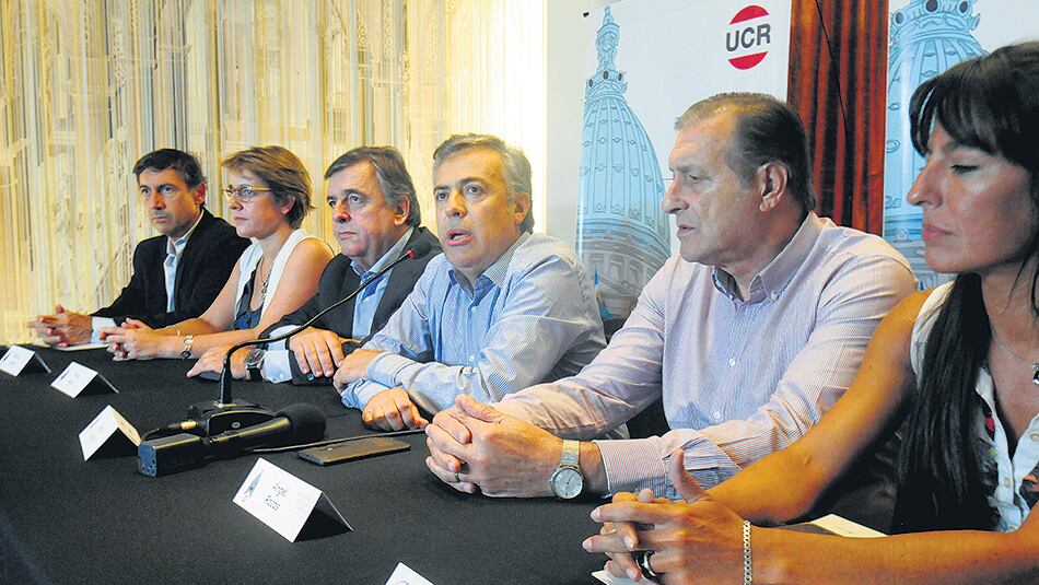 Naidenoff, Burgos, Negri, Cornejo, Rozas y Verasay durante la conferencia de prensa de la UCR.