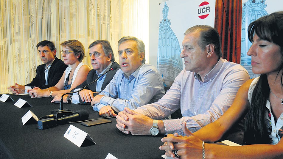 Naidenoff, Burgos, Negri, Cornejo, Rozas y Verasay durante la conferencia de prensa de la UCR.