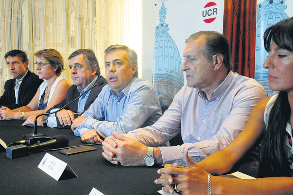 Naidenoff, Burgos, Negri, Cornejo, Rozas y Verasay durante la conferencia de prensa de la UCR.