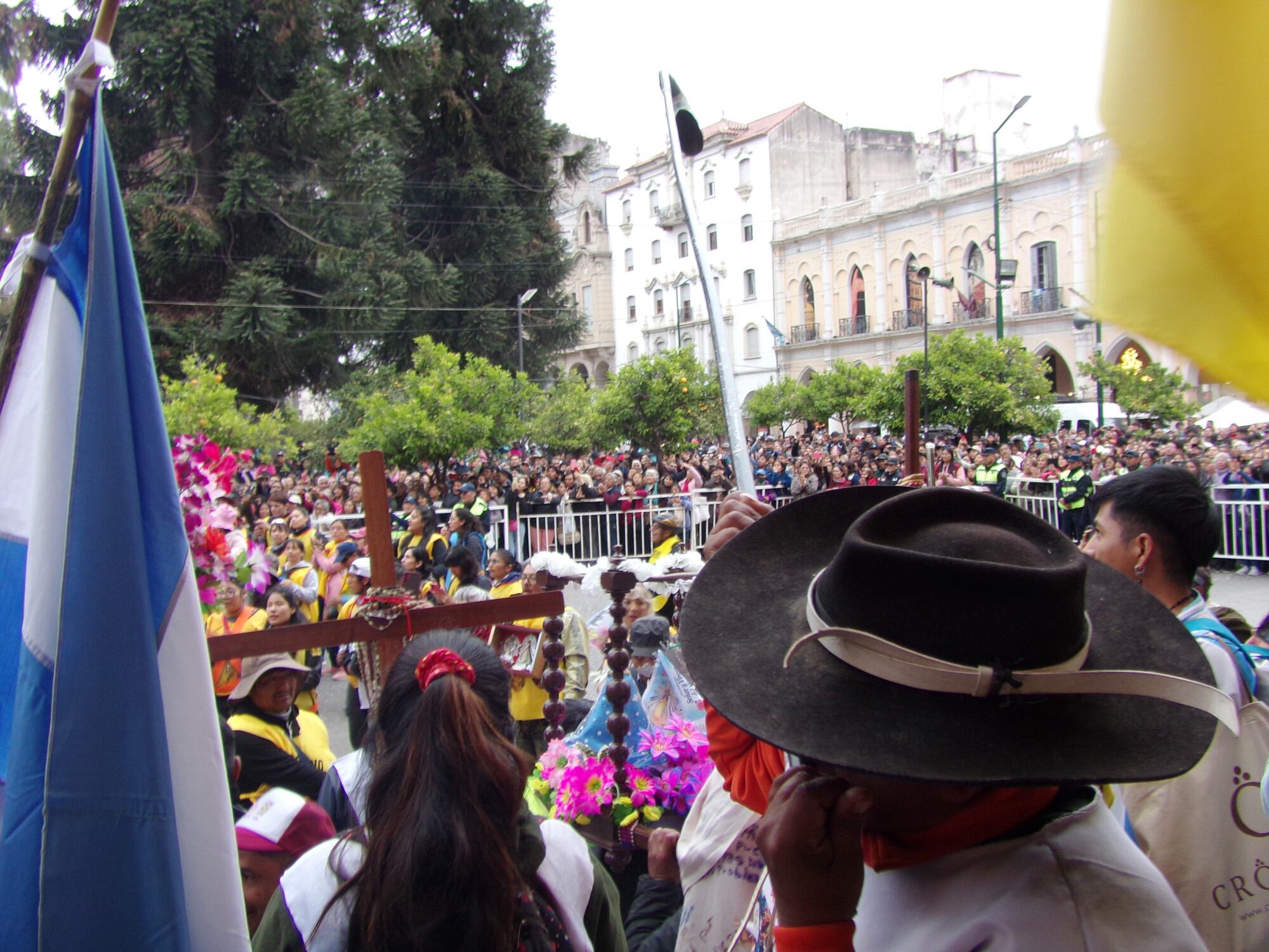 Peregrino de Nazareno con erke, a su arribo a la Catedral de Salta