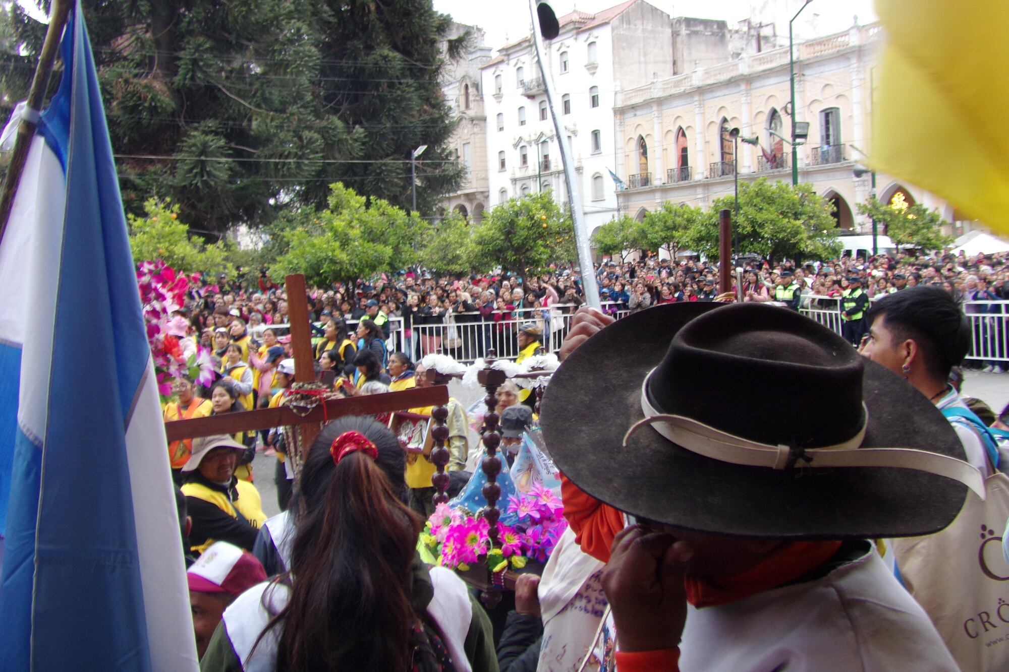 Peregrino de Nazareno con erke, a su arribo a la Catedral de Salta