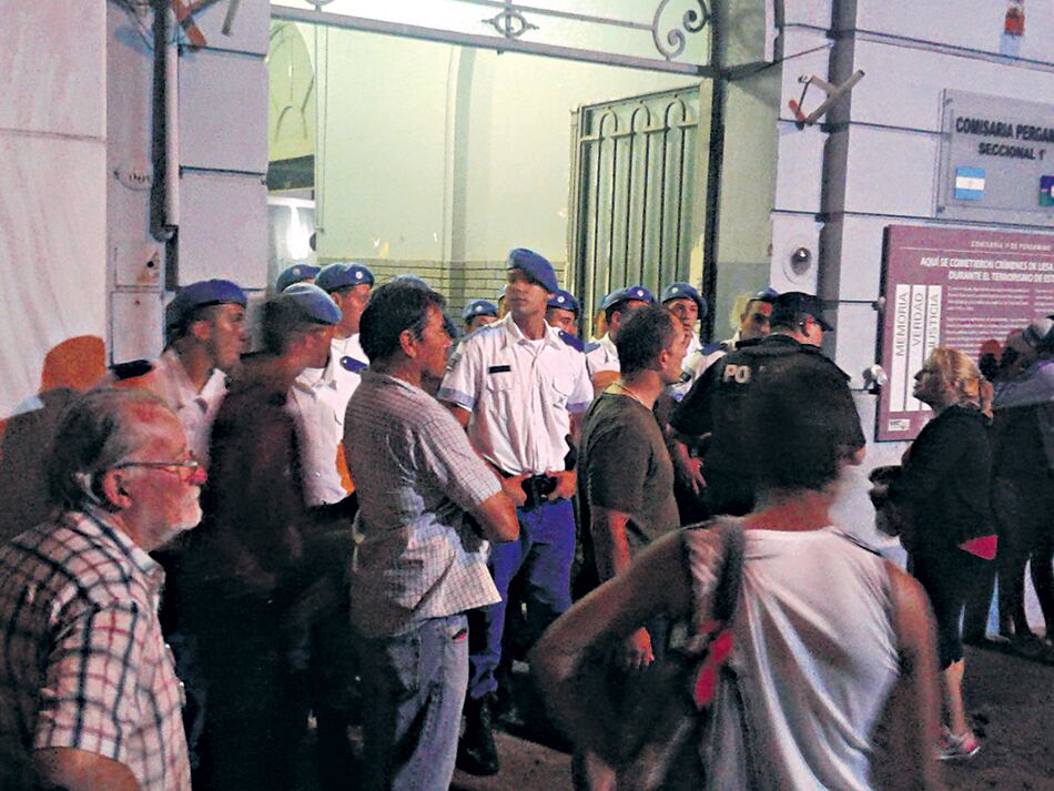 Los familiares de los detenidos aguardan en la puerta de la comisaría 1ª.