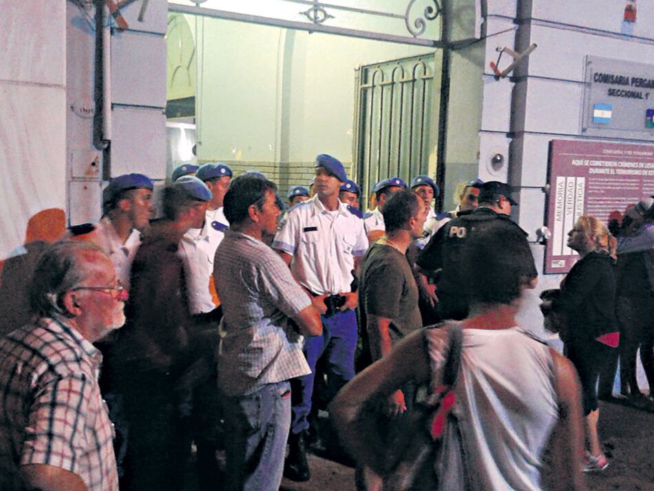 Los familiares de los detenidos aguardan en la puerta de la comisaría 1ª.