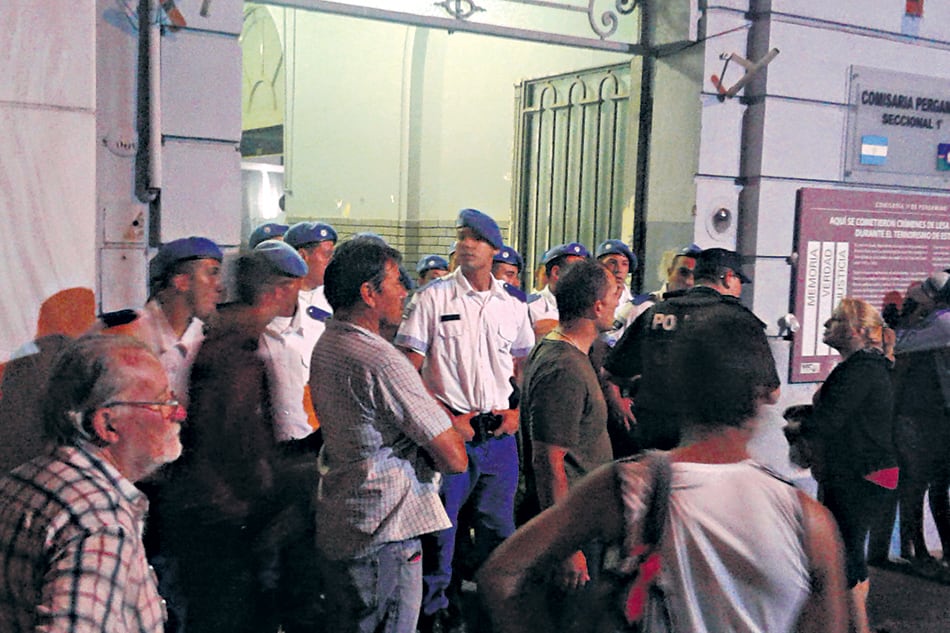 Los familiares de los detenidos aguardan en la puerta de la comisaría 1ª.