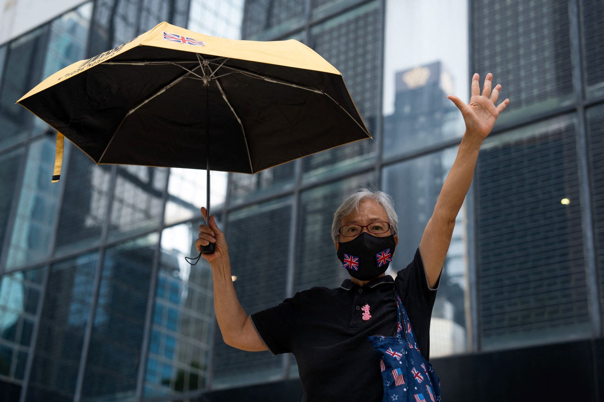 Una activista prodemocracia en Hong Kong, ante la corte del distrito de Wanchai, donde cinco activistas fueron condenados por la publicación de tres libros para niños. (Foto: AFP)