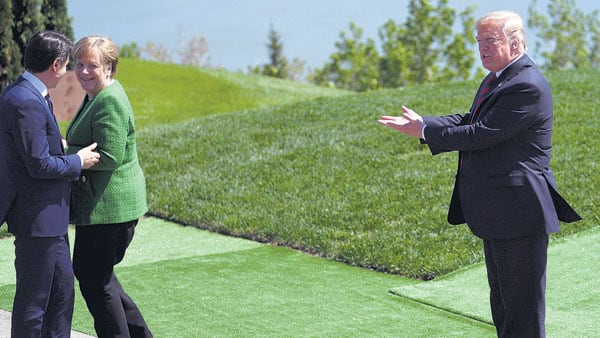 Trump (der.) enfrentó a sus pares del G7 por el tema arancelario, incluyendo a Merkel y Conte (izq.) en la cumbre de La Malbaie.