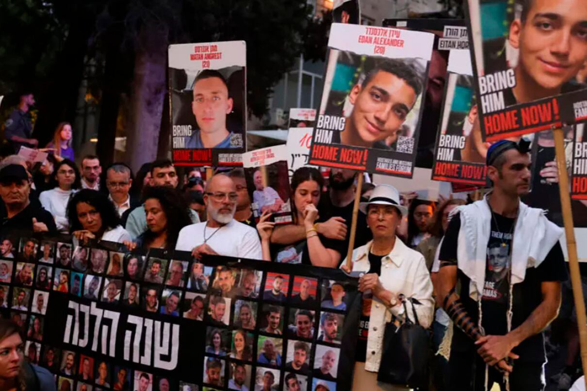 Familiares y simpatizantes de losrehenes semanifiestan en el aniversario de la masacre del 7 de octubre.