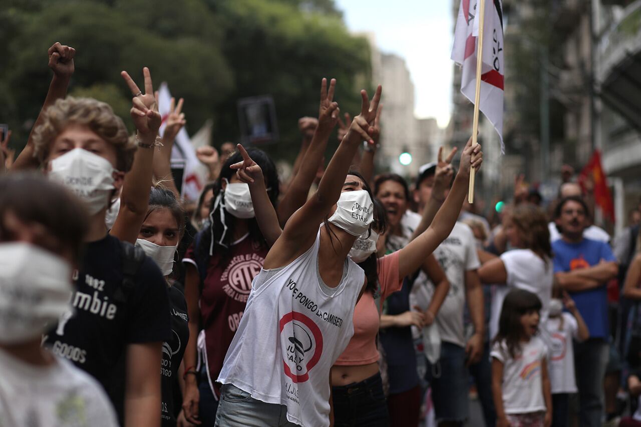Ciertos abusos de las fuerzas de seguridad en los operativos de control del aislamiento obligatorio para prevenir la propagación cosechan repudios.