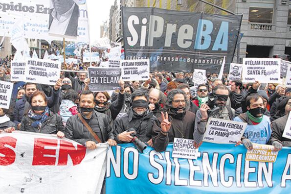 Una multitud marchó hasta el CCK para reclamar la reincorporación de los despedidos en Télam.