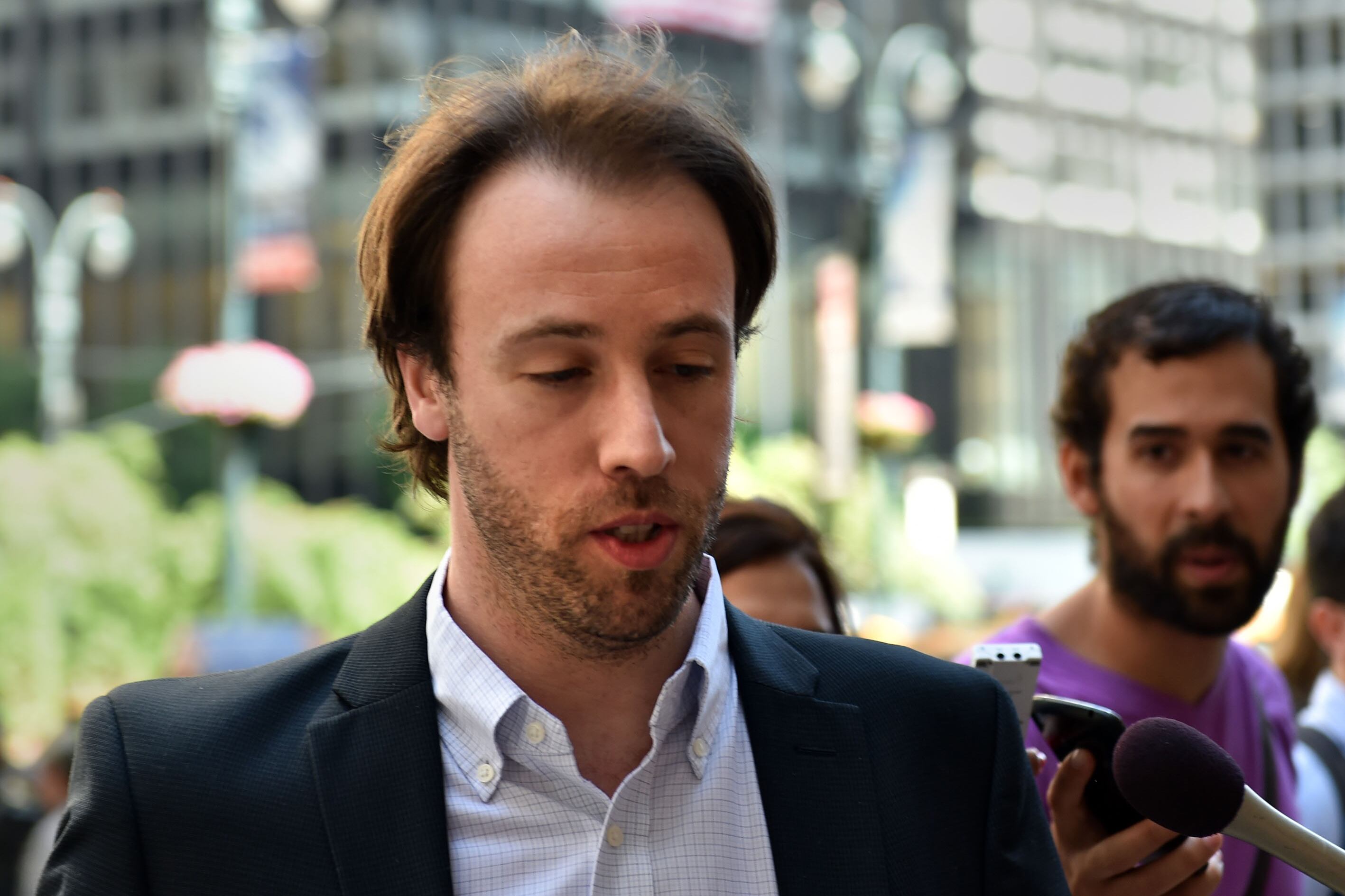 El ministro Pablo López negocia con los bonistas.