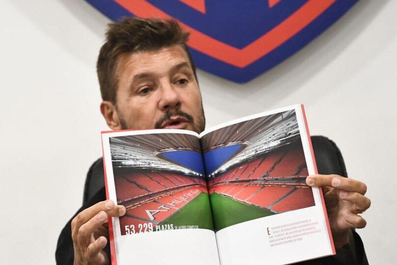 El presidente de San Lorenzo, muetras el estadio de Bilbao.