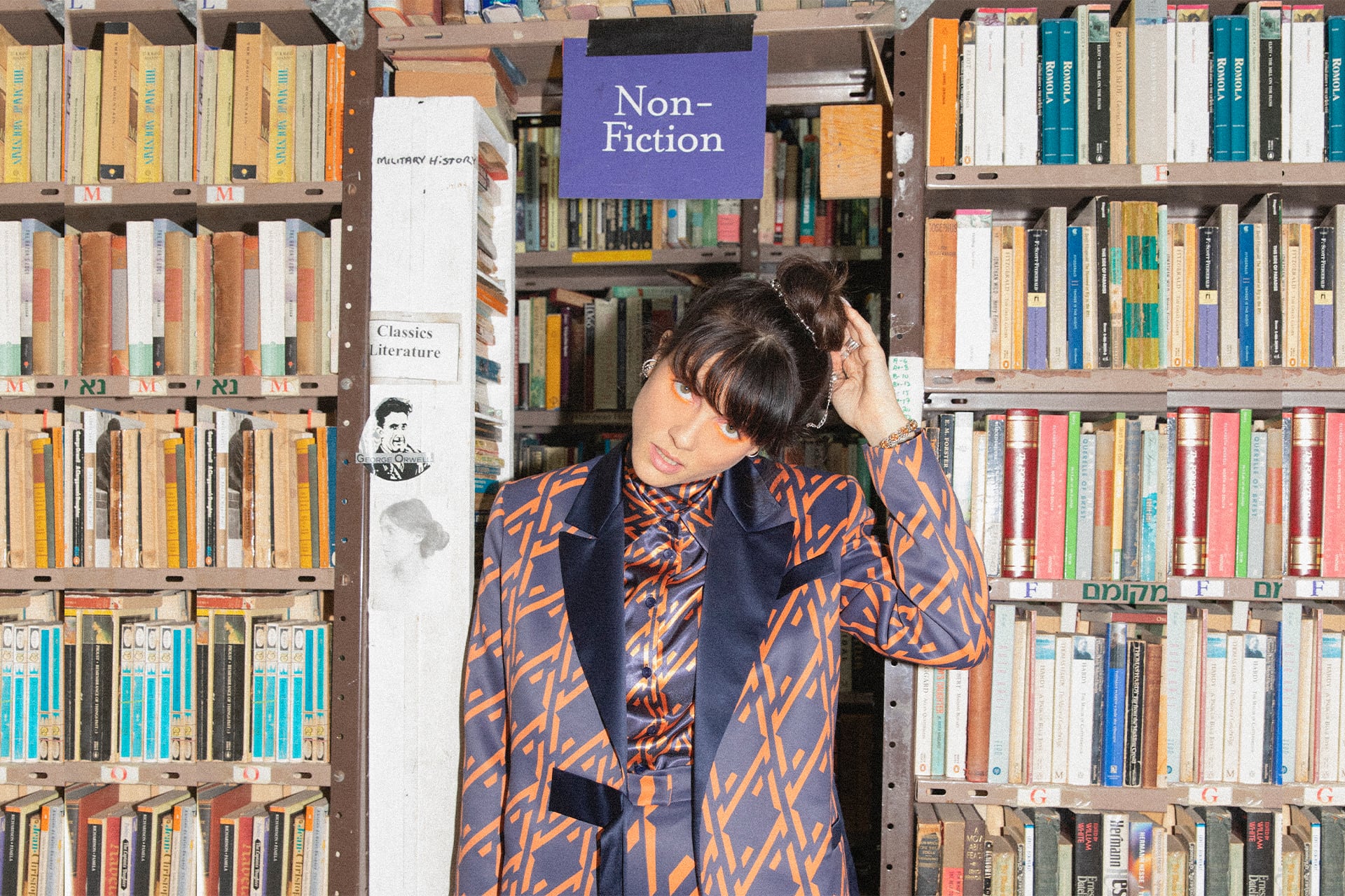 Su onda infinita, sus trajes oversize y esa mirada de estar harta contrastan con una escritura comprometida y a veces sórdida