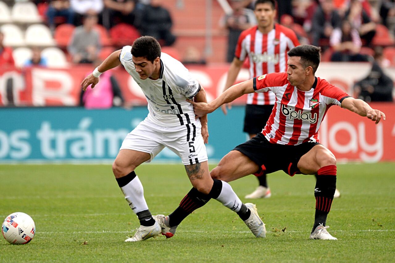 Iván Ramírez encara ante Franco Zapiola