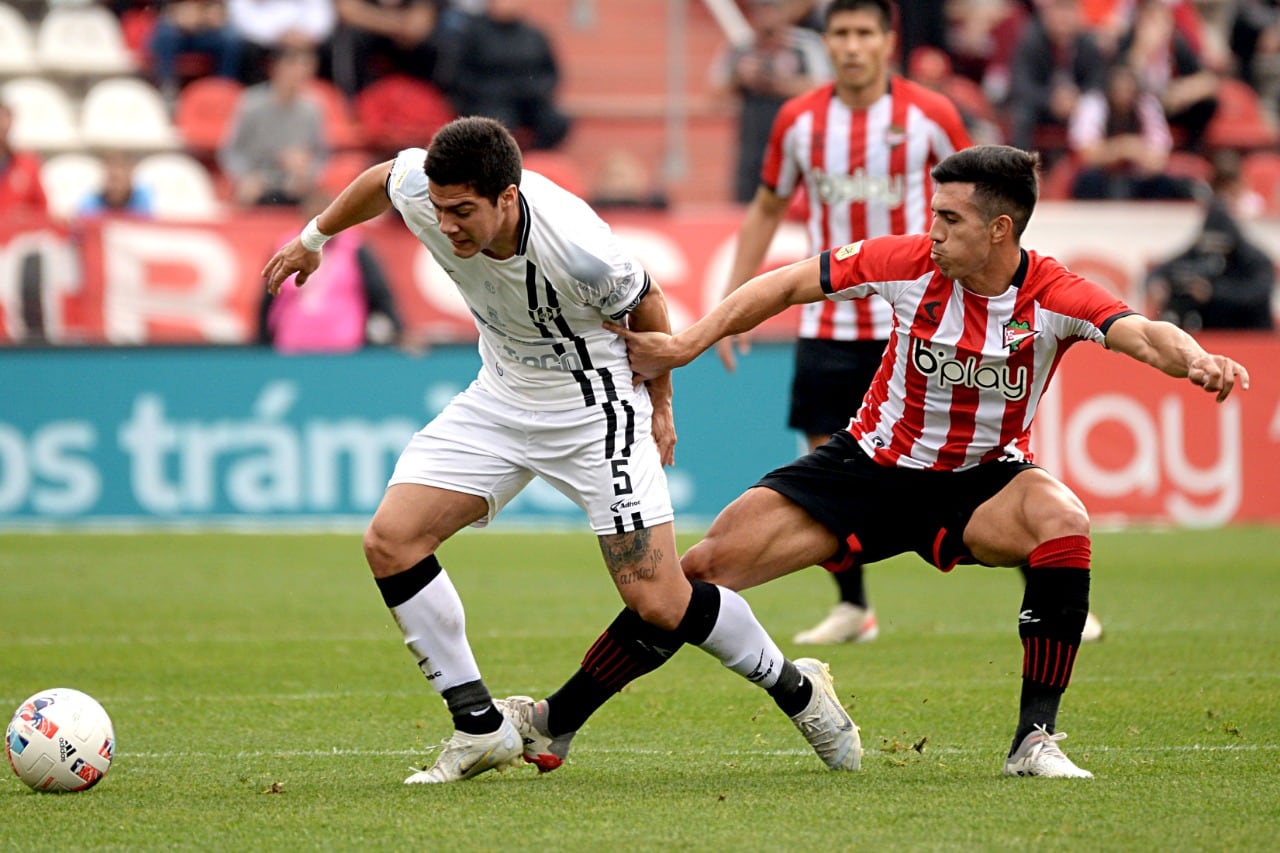 Iván Ramírez encara ante Franco Zapiola