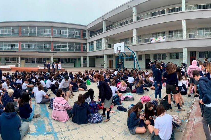 Sentada de estudiantes en el patio, tras la discriminación a una compañera.