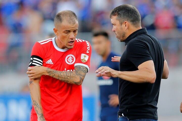 Coudet le da indicaciones a D'Alessandro.