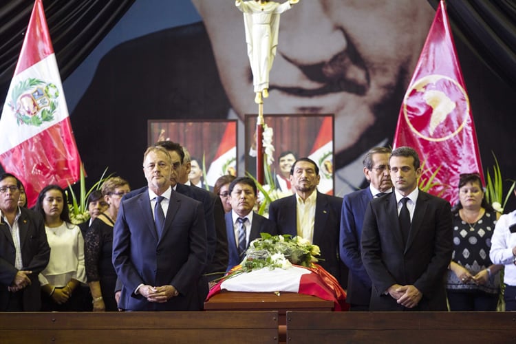 García fue velado en la sede del Partido Aprista, rodeado por sus seguidores. 