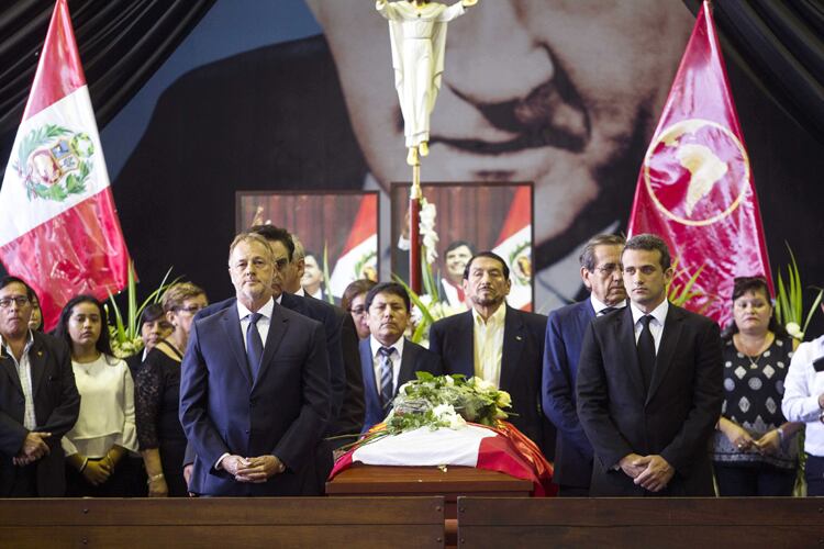 García fue velado en la sede del Partido Aprista, rodeado por sus seguidores. 