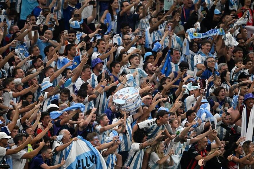La hinchada albiceleste copará Santiago del Estero para ver a los campeones del mundo (Foto: AFP).