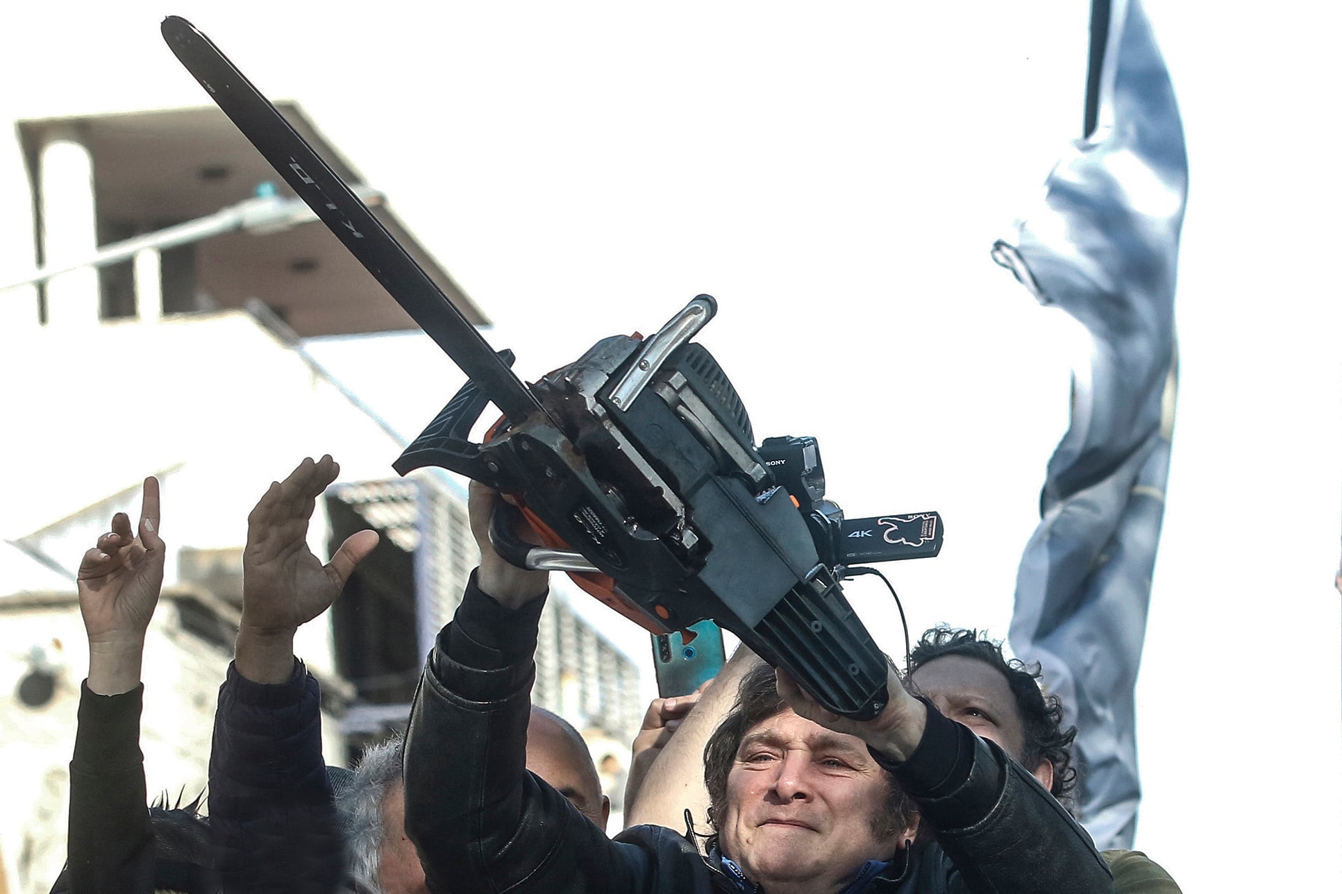 La motosierra y sus víctimas: los ingresos de trabajadores y jubilados, la construcción y la industria, entre otros