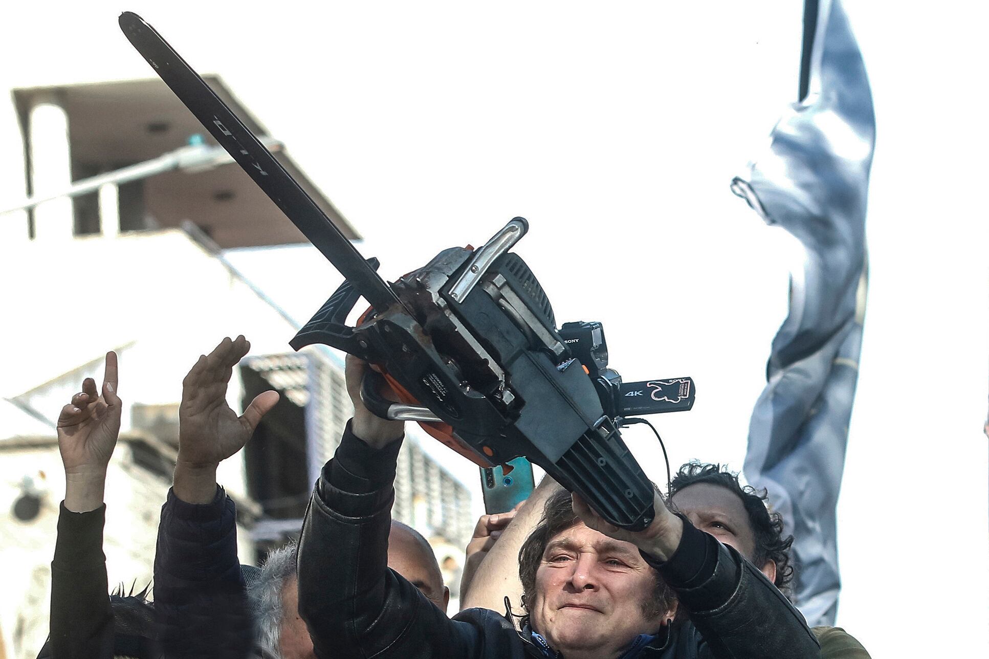 La motosierra y sus víctimas: los ingresos de trabajadores y jubilados, la construcción y la industria, entre otros