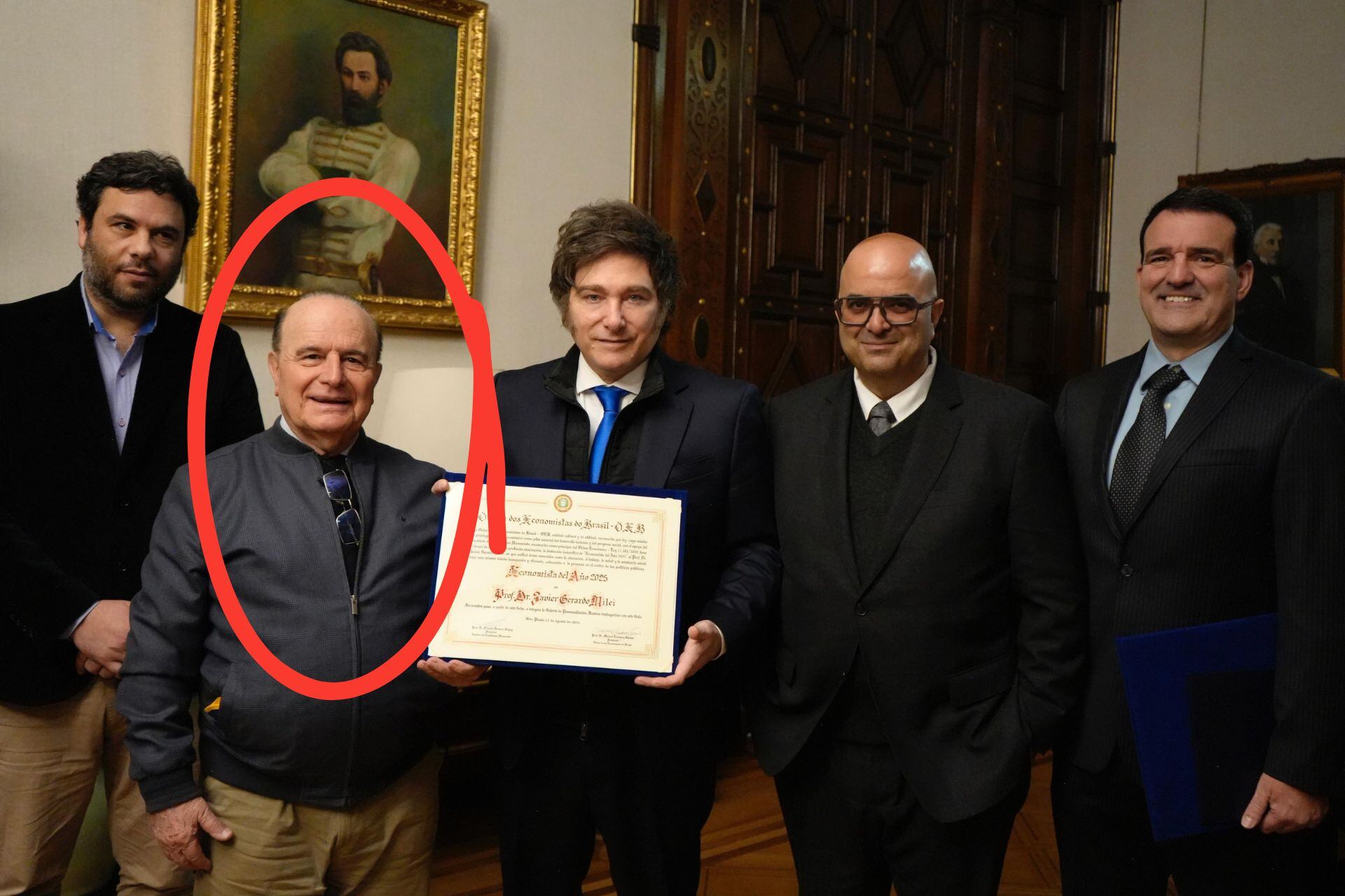 Quién es el titular de la OEB que entregó un nuevo premio a Javier Milei