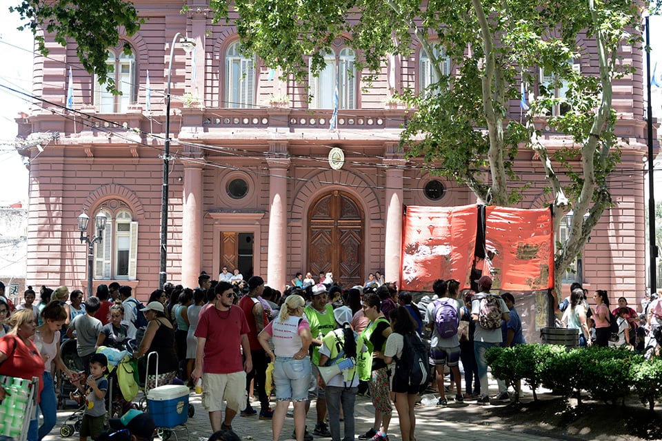 Frente a la Municipalidad, la CCC pidió "Una Navidad sin hambre". 