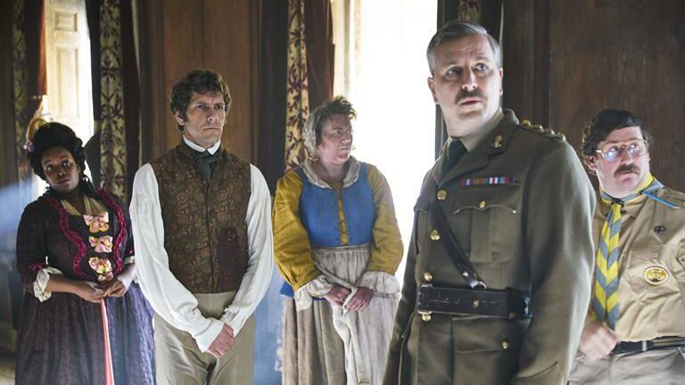 El plantel de fantasmas de la serie proviene de diferentes épocas.