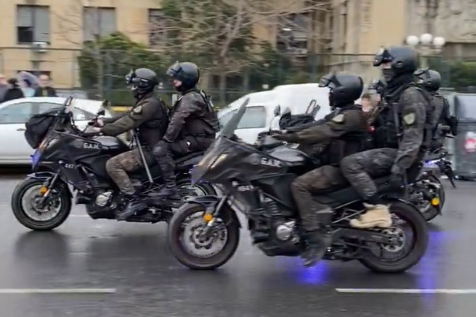 La policía merodea la manifestación frente a Comodoro Py