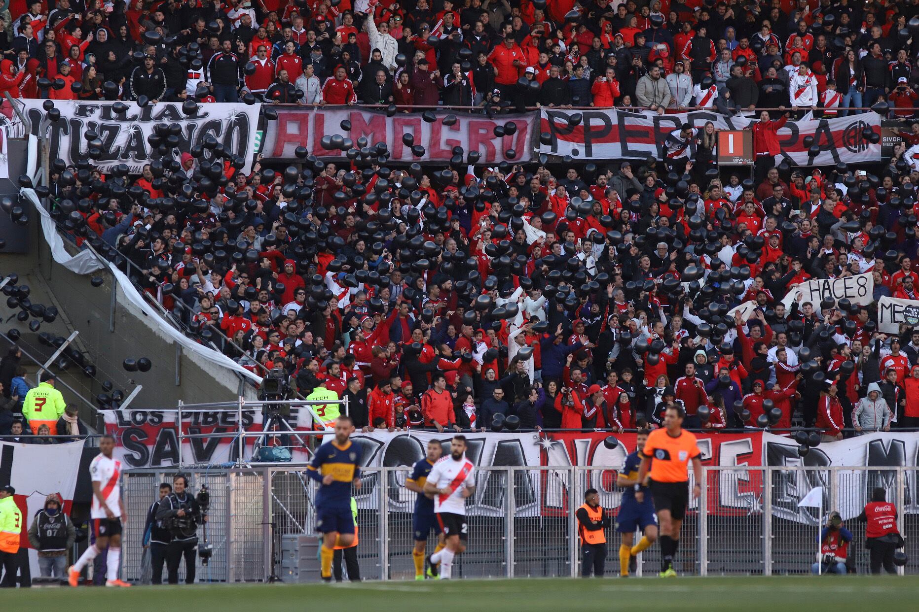 Una postal de otra época: el Superclásico con hinchas en el Monumenal