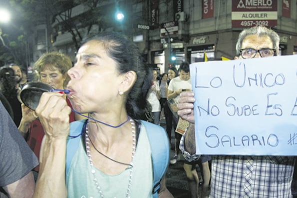 La crítica situación económica fue el motivo principal de la protesta cada vez más numerosa.