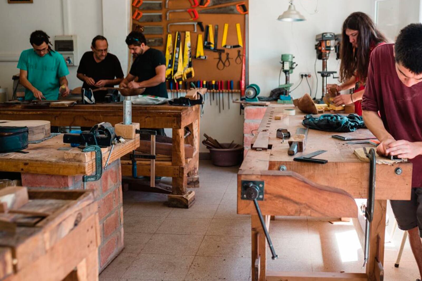 Federico Consentino junto a estudiantes de la tecnicatura