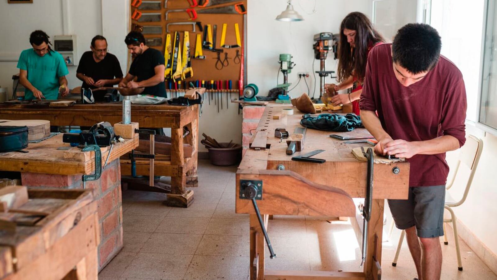 Federico Consentino junto a estudiantes de la tecnicatura