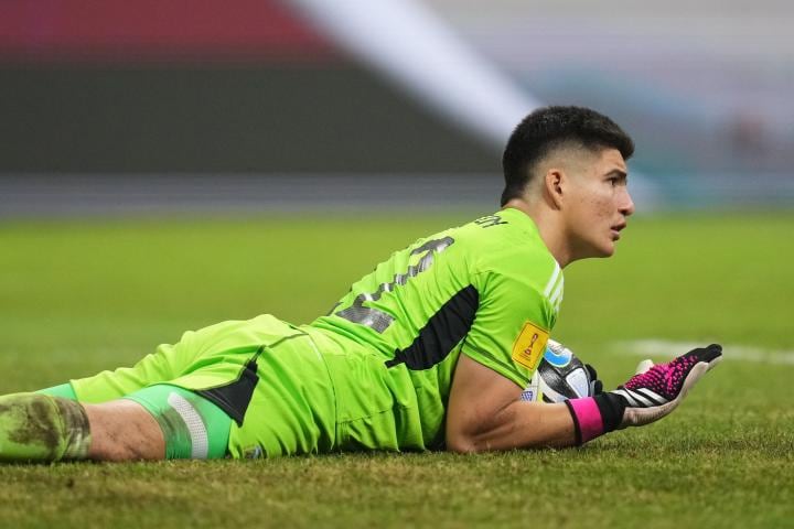 El arquero albiceleste, que juega actualmente en Talleres de Córdoba, vivió un momento crítico a los 9 minutos del primer tiempo al no poder contener el remate de Paris Brunner. (foto: prensa AFA)