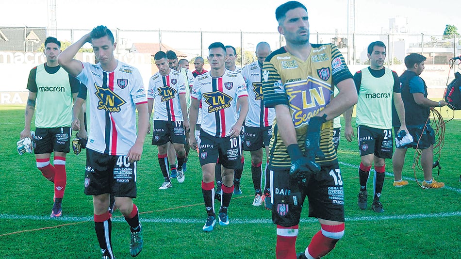 La desazón de los jugadores de Chacarita al irse al vestuario tras una derrota que los pone más cerca del descenso.