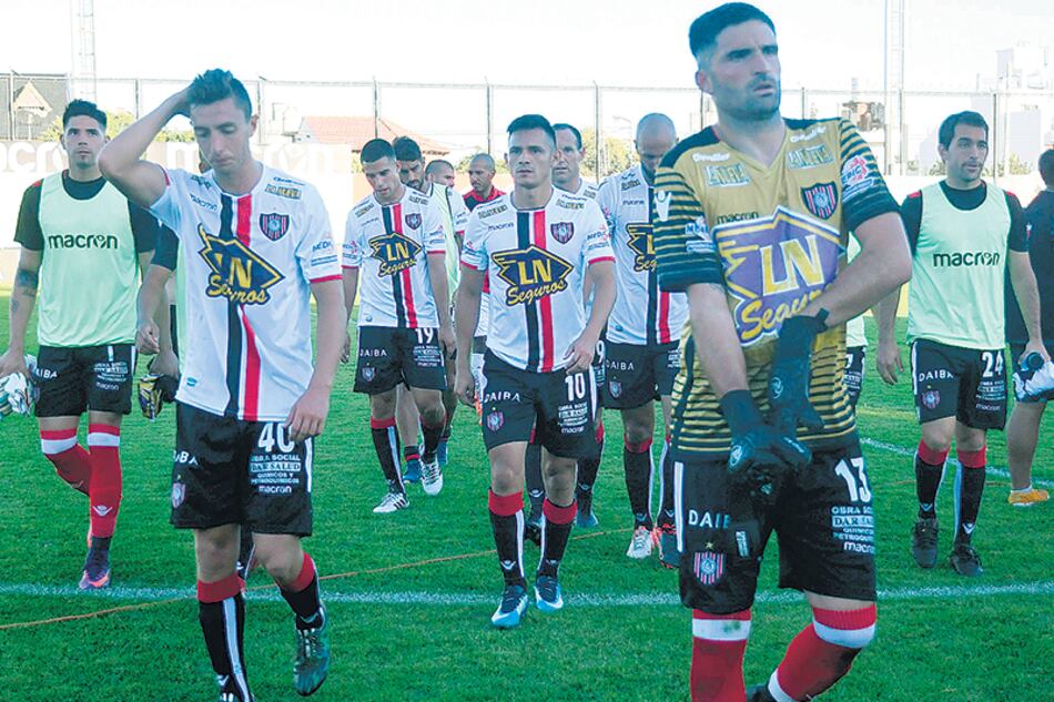 La desazón de los jugadores de Chacarita al irse al vestuario tras una derrota que los pone más cerca del descenso.
