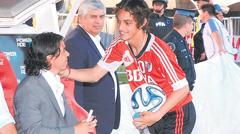 El Muñeco con su hijo Nahuel, que juega de marcador de punta izquierdo.