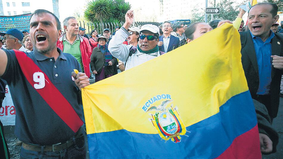 Simpatizantes del ex presidente Rafael Correa y del ex vice Jorge Glas protestan frente a la Corte Nacional por los juicios promovidos contra ambos.