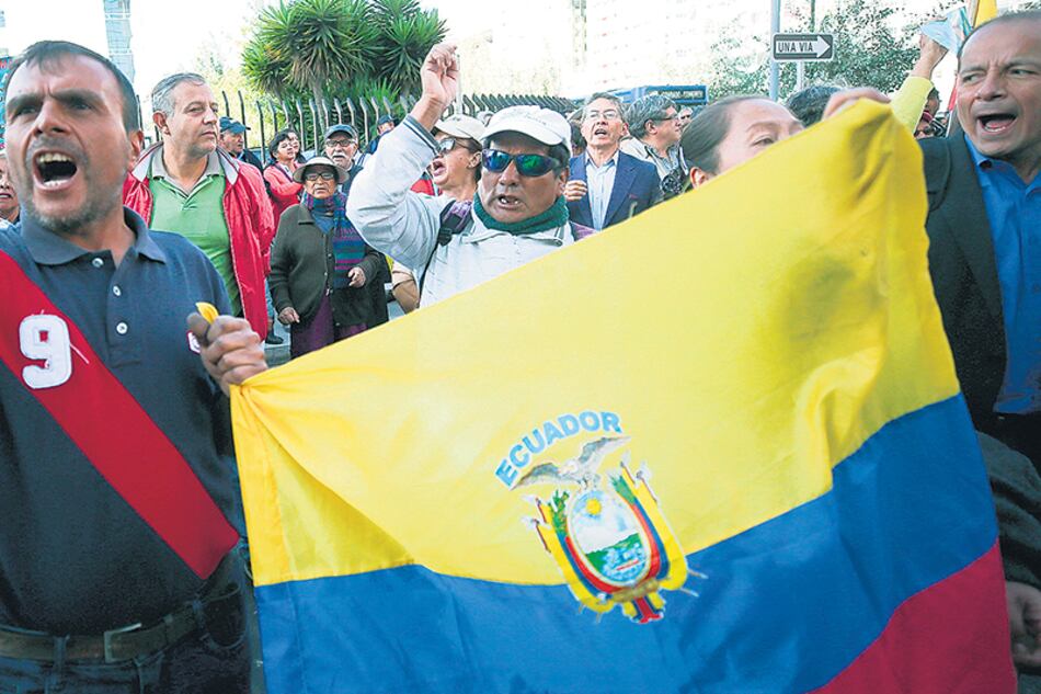 Simpatizantes del ex presidente Rafael Correa y del ex vice Jorge Glas protestan frente a la Corte Nacional por los juicios promovidos contra ambos.