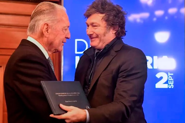 Javier Milei saluda a Daniel Funes de Rioja.