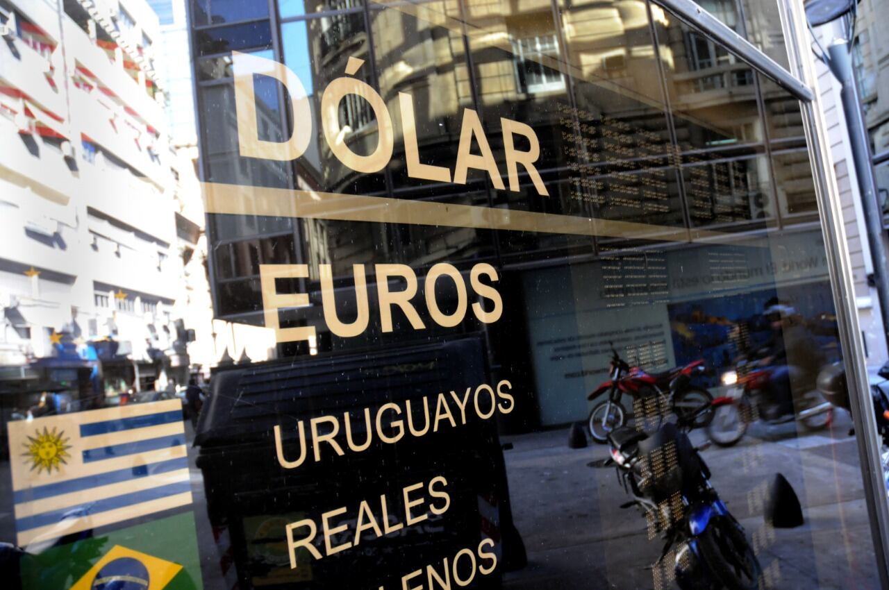 El dólar blue cerró en 187 pesos sin cambio respecto de la jornada previa. Y el contado con liquidación terminó en 174,74 pesos.