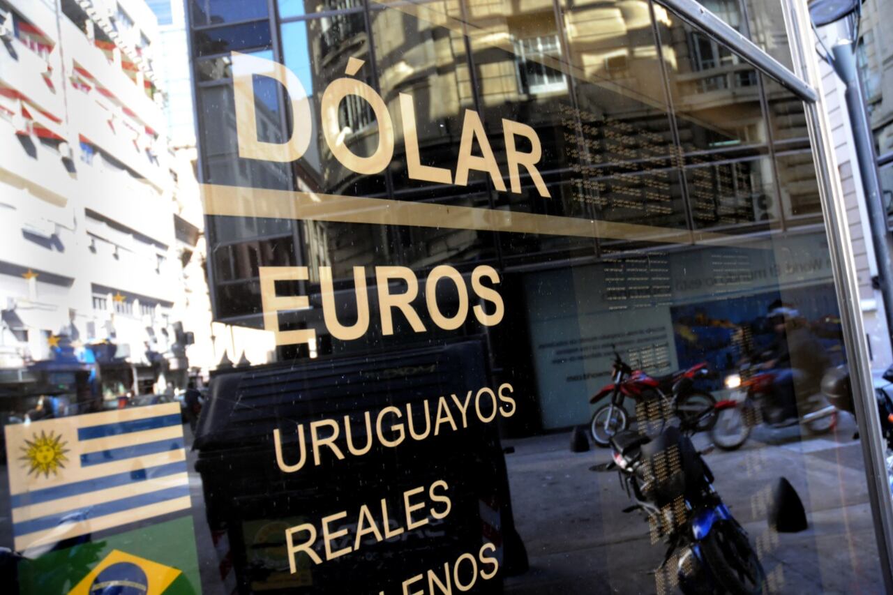 El dólar blue cerró en 187 pesos sin cambio respecto de la jornada previa. Y el contado con liquidación terminó en 174,74 pesos.